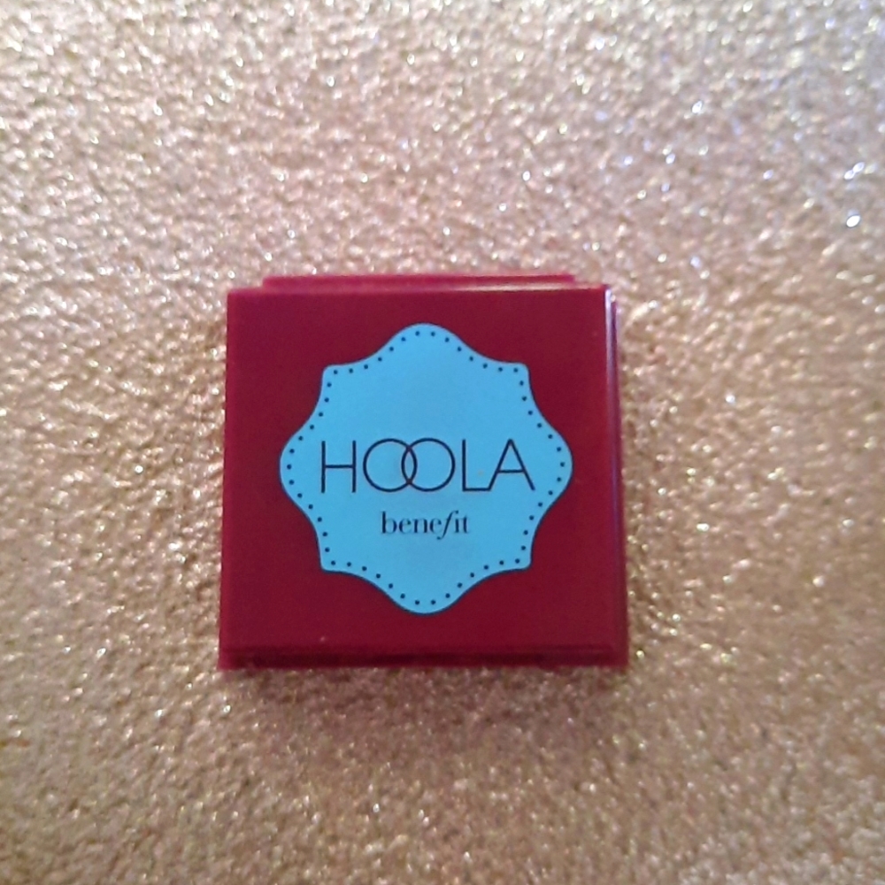 New! HOOLA by benefit